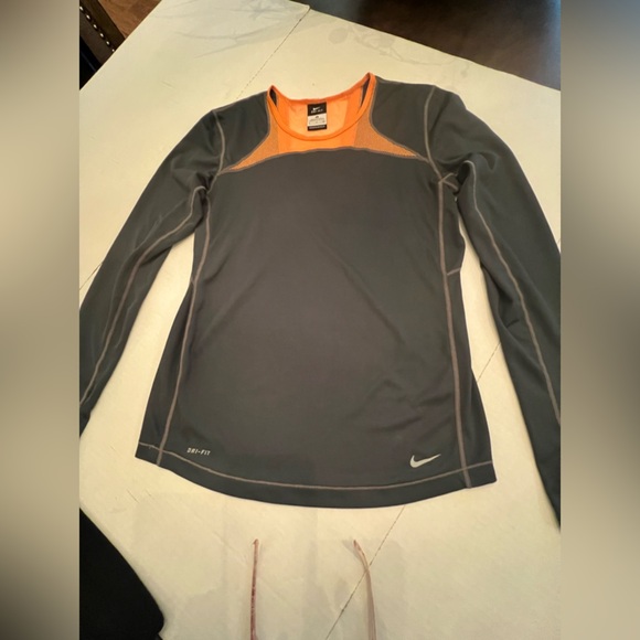NIKE LADIES DRI FIT LONG SLEEVE POLYESTER SPORTS TOP. SIZE SMALL - Picture 8 of 8